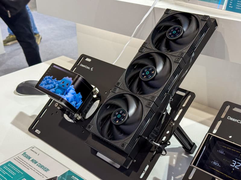 DeepCool показала на Computex 2026 кулеры с испарительной камерой VC 2.0, СЖО с изогнутым AMOLED-экраном на 6,67 дюйма и «аквариумы»  - 9